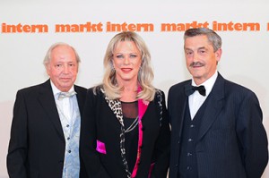 markt intern-Chef Günter Weber mit Lisa Fitz & Laudator Wolgang Effenberger