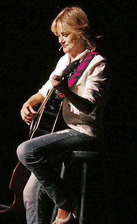 Musik ist ein tragender Bestandteil von Lisa Fitz’ Programm.  Foto: Boris Burkhardt