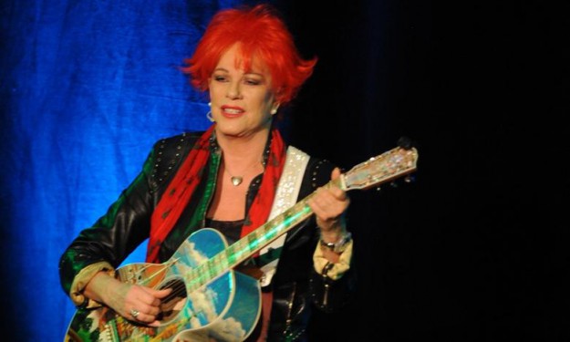 Wunderbar wandelbar: So präsentierte sich Lisa Fitz dem Publikum im Kubus in Ursensollen. Foto: Brückmann