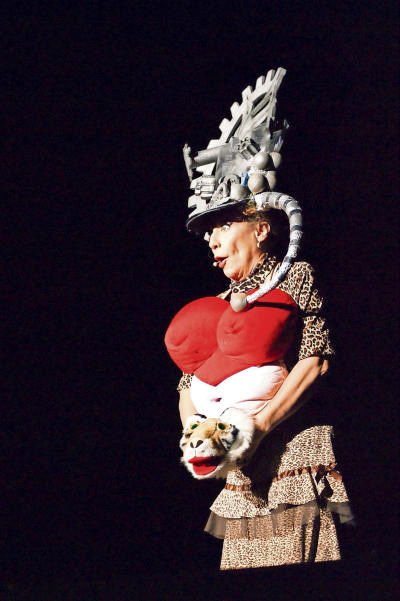 Als Frau mit Hirn, Herz, Bauch und Muschi präsentierte sich Sissi Perlinger. Foto: Unger Als Frau mit Hirn, Herz, Bauch und Muschi präsentierte sich Sissi Perlinger. Foto: Unger