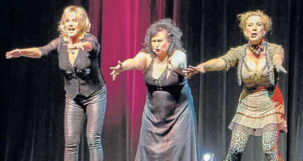 Die drei Powerweiber entzündeten ein unglaubliches Feuerwerk an Sketchen und schrägen Szenen (von links): Lisa Fitz, Lizzy Aumeier und Sissi Perlinger.