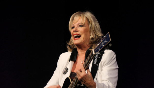 1 Lisa Fitz singt und spielt dazu ihre Gitarre