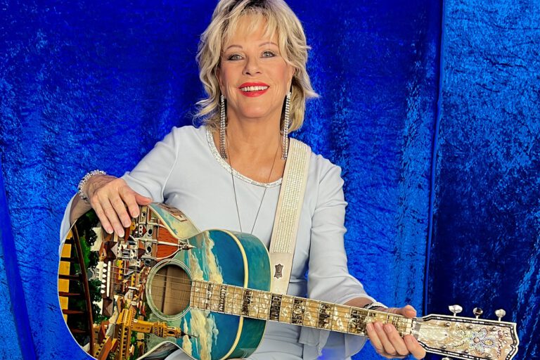 7. Graublau_Quer_ Gitarre