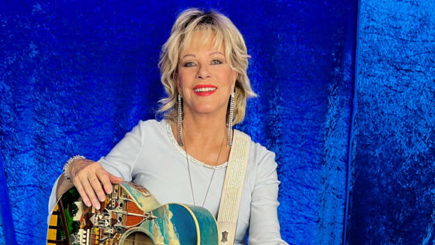 35905198-die-regierung-braucht-keinen-spott-sondern-professionelle-hilfe-lisa-fitz-im-hallo-interview-2400lDfhGV70